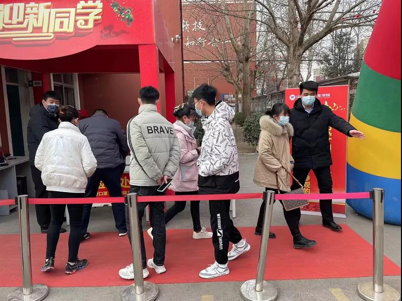 新生分批次集中报到日第二天|带你沉浸式体验报名氛围的火爆!