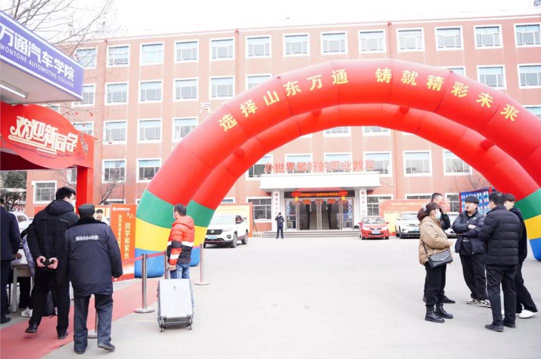 新生分批次集中报到日第二天|带你沉浸式体验报名氛围的火爆!