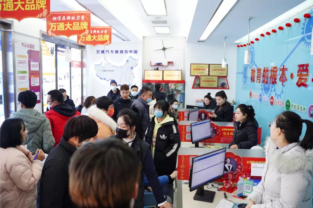 新生分批次集中报到日第二天|带你沉浸式体验报名氛围的火爆!