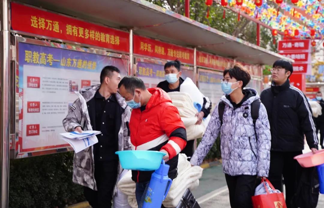 山东万通新生分批次集中报到日第三天,报名氛围火热依旧!