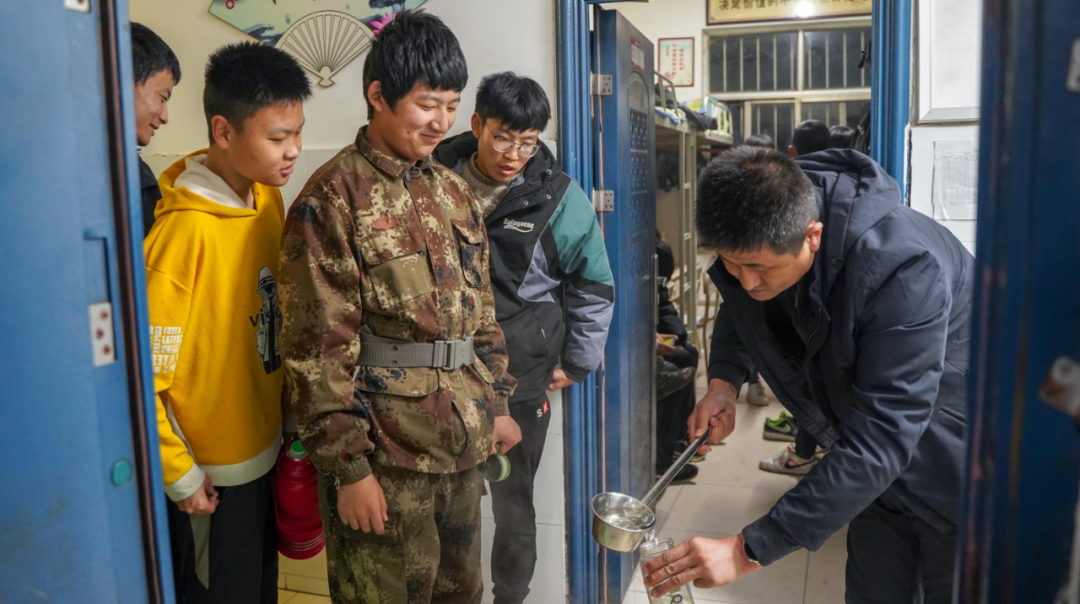 “冬日送汤，温情护航”丨山东万通老师为在校学子熬制生姜雪梨汤