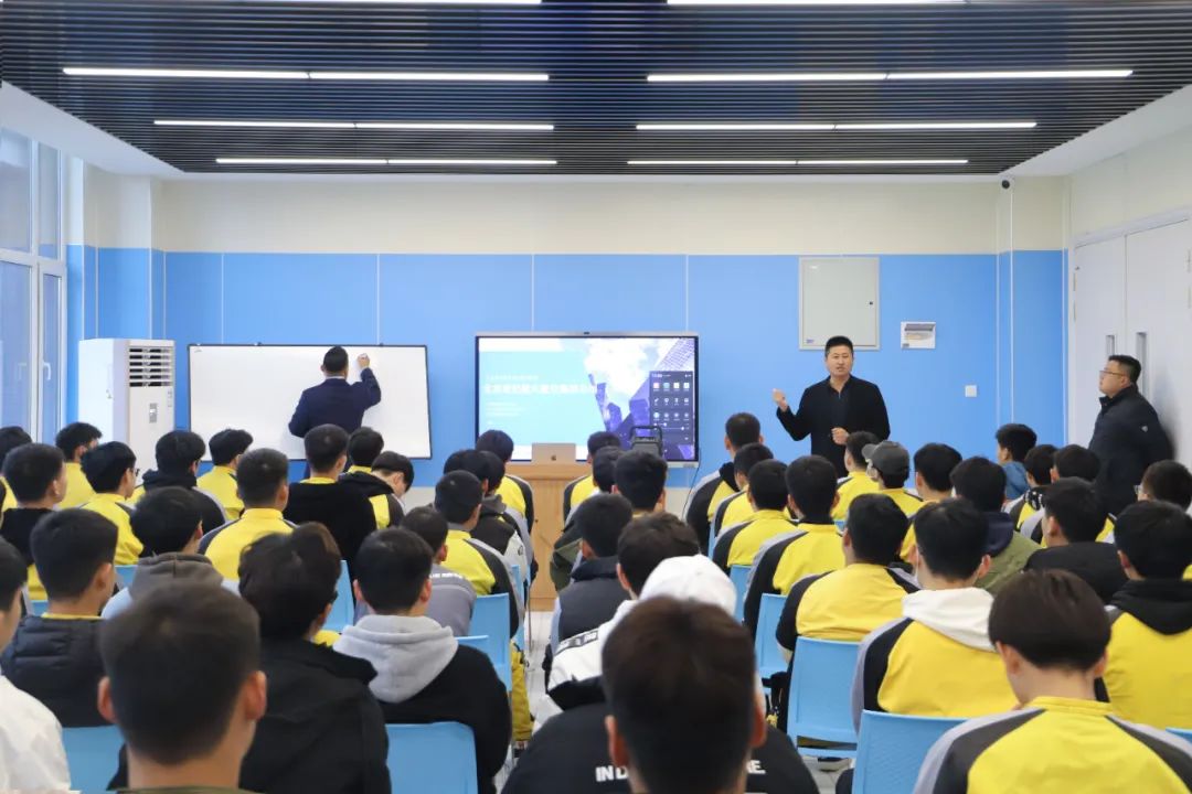 北京世纪航大航空集团来我校举行专场招聘会