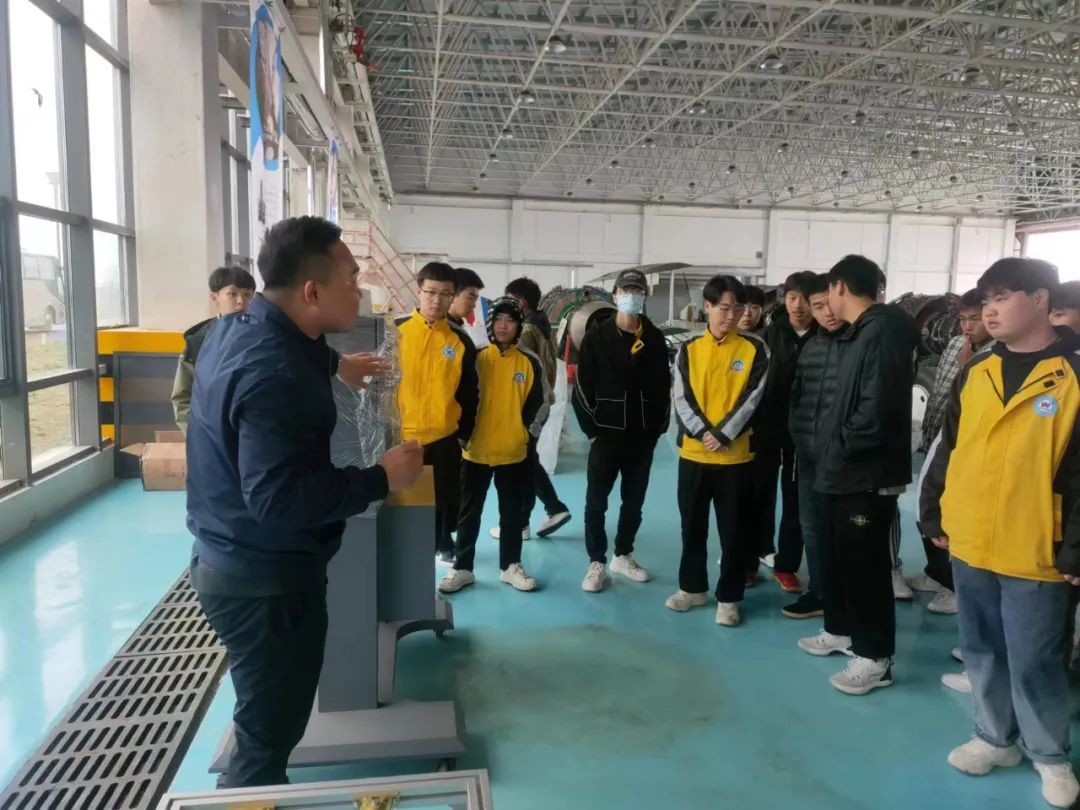 北京世纪航大航空集团来我校举行专场招聘会