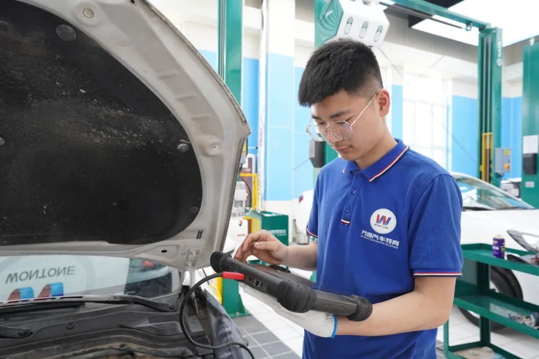 恭喜我校郭洪江荣获第十三届“万通杯”全国职业技能大赛一等奖