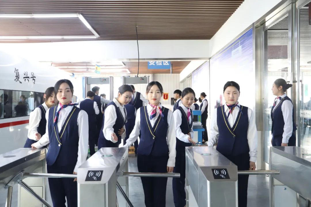 “职”等你来丨济南东站来我校聘乘服