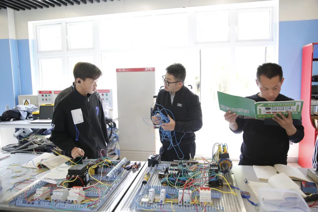 零基础也能学PLC?来山东万通,实现您从小白到工程师的蜕变!