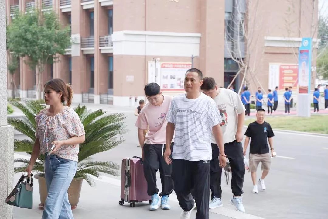 火火火||快来围观山东万通2024年夏秋季第一批新生集中报到日火热现场!