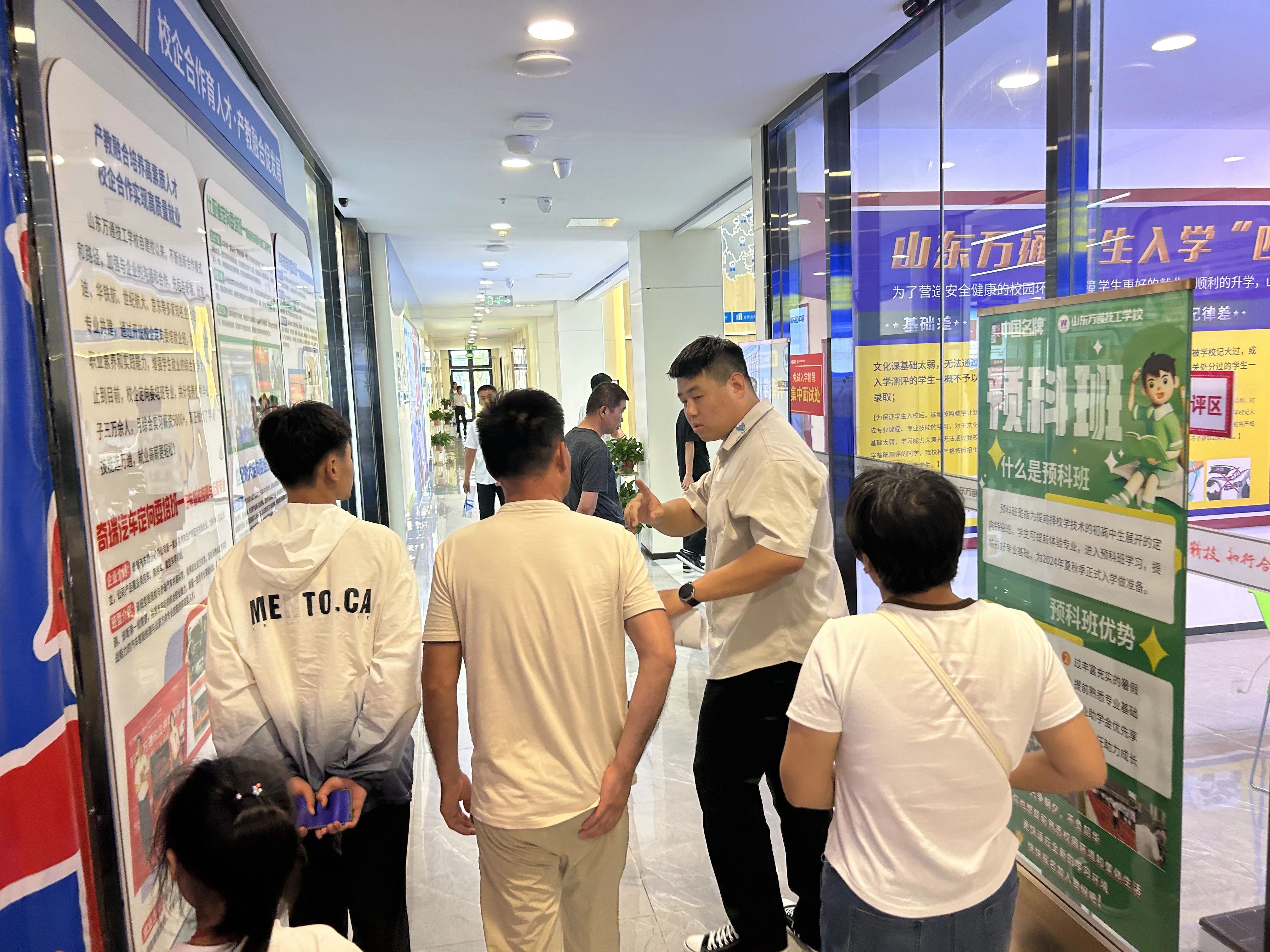 火火火||快来围观山东万通2024年夏秋季第一批新生集中报到日火热现场!