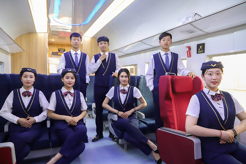 当周末校园开放日 遇见三八女神节校园感恩“技” 让爱得体现具象化