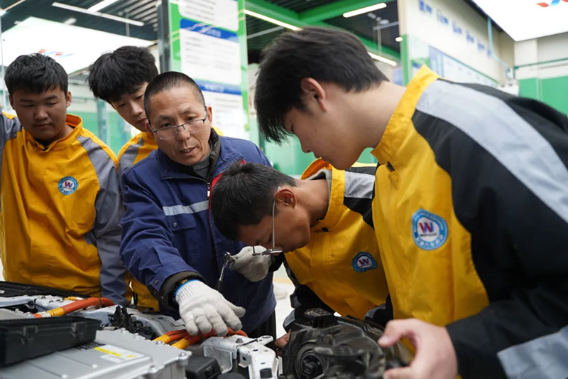 职教万通庆双节· 技创未来新征程 诚挚邀请，共探万通校园！