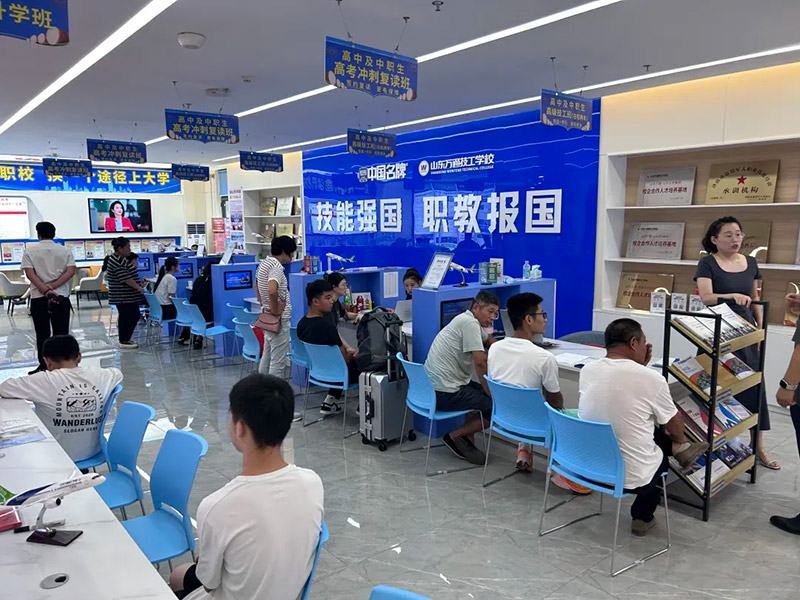 职教万通庆双节· 技创未来新征程 诚挚邀请，共探万通校园！