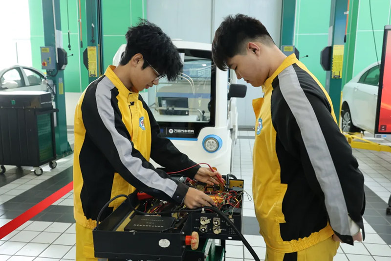 14-19岁的孩子找个工厂上班?不,学一门高薪热门技术才是明智之举!